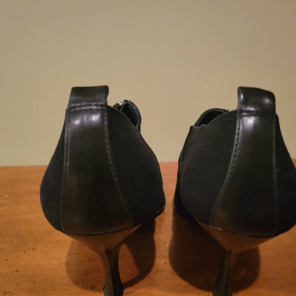 The Donald J Pliner Black, Pointy Toe, Front Zip Ankle Boots *** - Picture 7 of 7